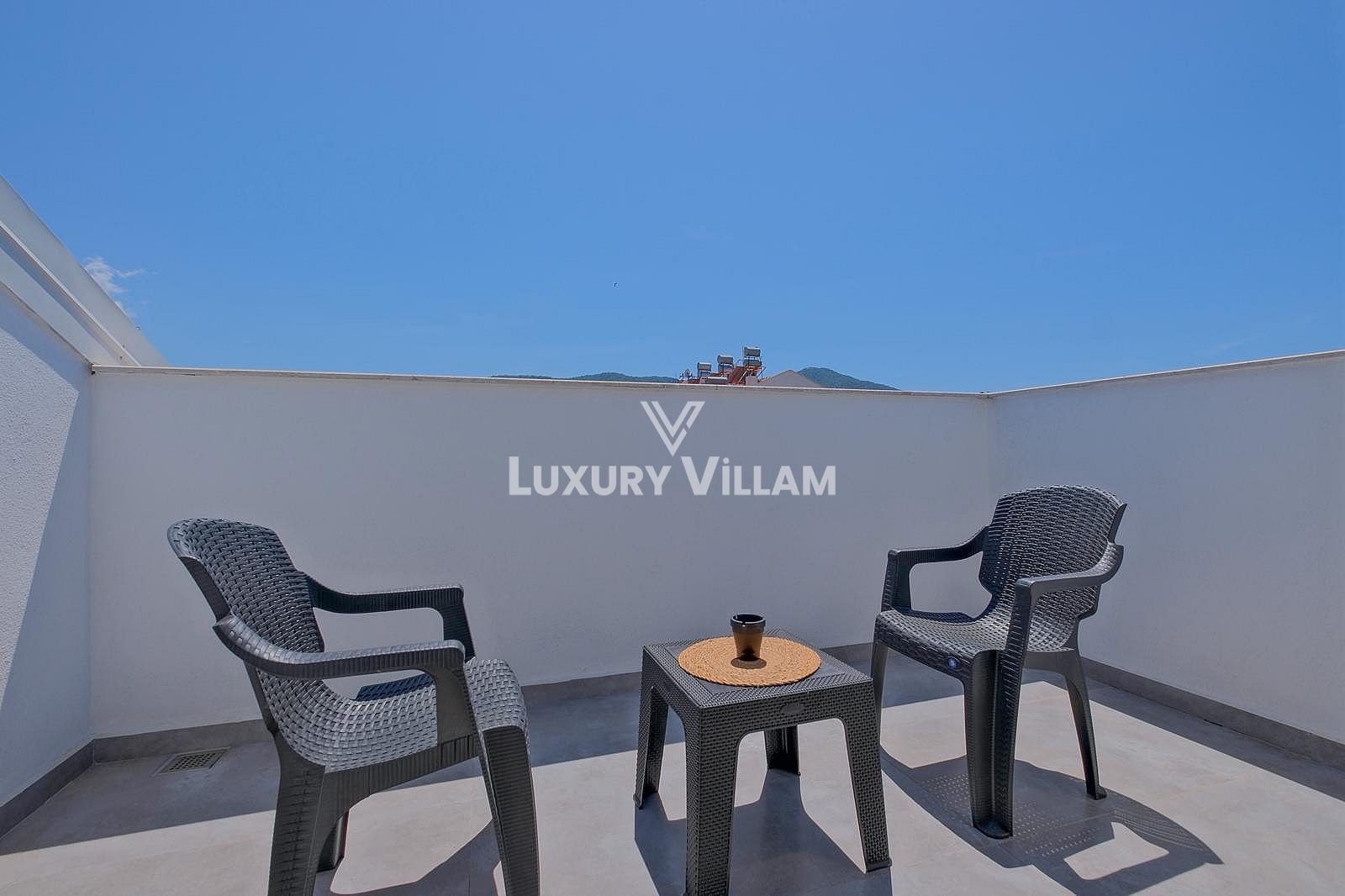 Villa Palm 3 balkon masası